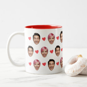 Taza Bicolor Patrón Divertido de Caras de Pareja con Corazones
