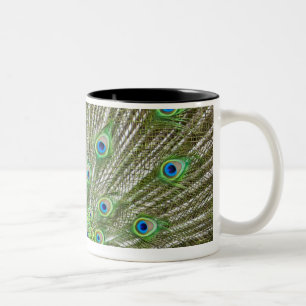 Taza Bicolor Pavo real que muestra sus plumas