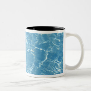 Taza Bicolor Pelota de playa en piscina