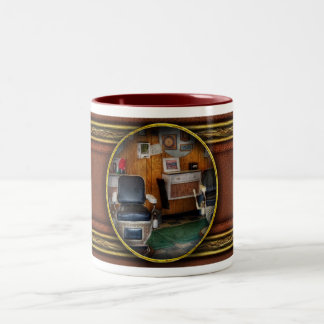 Taza Bicolor Peluquero - Frenchtown, NJ - Dos viejas sillas de 