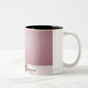 Taza Bicolor Perrito con la torta en piso