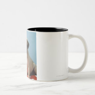 Taza Bicolor Perrito del barro amasado que se sienta en cama