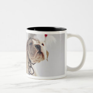 Taza Bicolor Perrito del bulldog que lleva el gorra de Santa