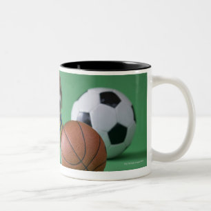 Taza Bicolor Perrito rodeado por las bolas del deporte