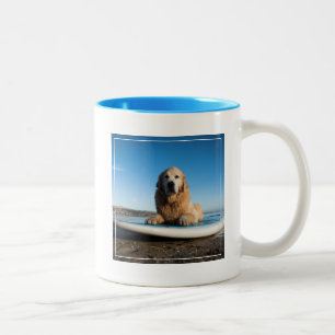 Taza Bicolor Perro del golden retriever que pone en un tablero