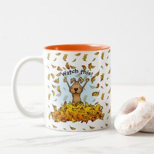 Taza Bicolor Perro jugando en una pipa de hojas caídas - Divert
