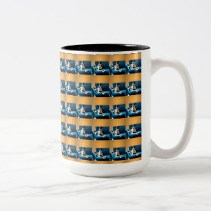 Taza Bicolor Perro Sentado En Una Silla
