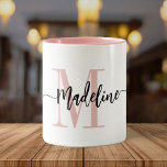 Taza Bicolor Personalizado Monograma Nombre de guión moderno Sw<br><div class="desc">Elegante y moderno tazón de café con tu nombre y monograma personalizados en un diseño de caligrafía de escritura a mano con letras a la moda en rosa y negro minimalista, este diseño basado en la tipografía hace un gran regalo para compañeros de trabajo, profesores, entrenadores, novias, novias, esposas, hijas...</div>