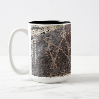 Taza Bicolor Petroglifo de aves exóticas