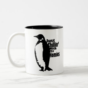 Taza Bicolor Pingüino "Chillin' con mis hogares"