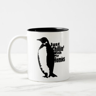 Taza Bicolor Pingüino "Chillin' con mis hogares"