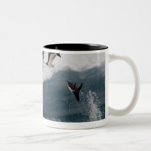 Taza Bicolor Pingüinos de Adelie que se zambullen en el mar