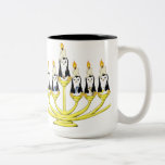 Taza Bicolor Pingüinos de Menorah<br><div class="desc">¿Quién dijo que el navidad tiene que poseer pingüinos? Deje estos pequeños pingüinos celebrar con usted y sus amados durante la estación. Cada uno viene con un regalo para cada noche.</div>