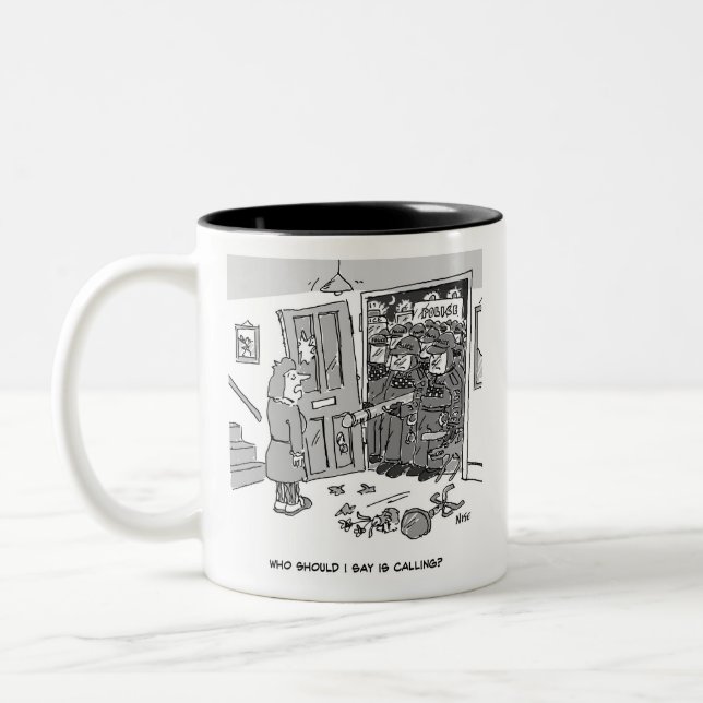 Taza Bicolor Policía antidisturbios arremete contra una propied (Izquierda)