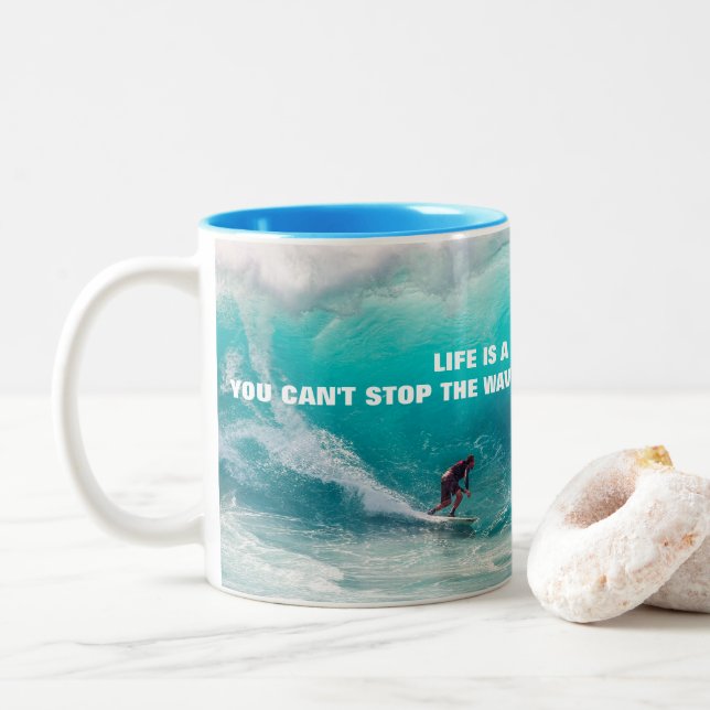 Taza Bicolor Poster DE CITA DE SURF (Con donut)