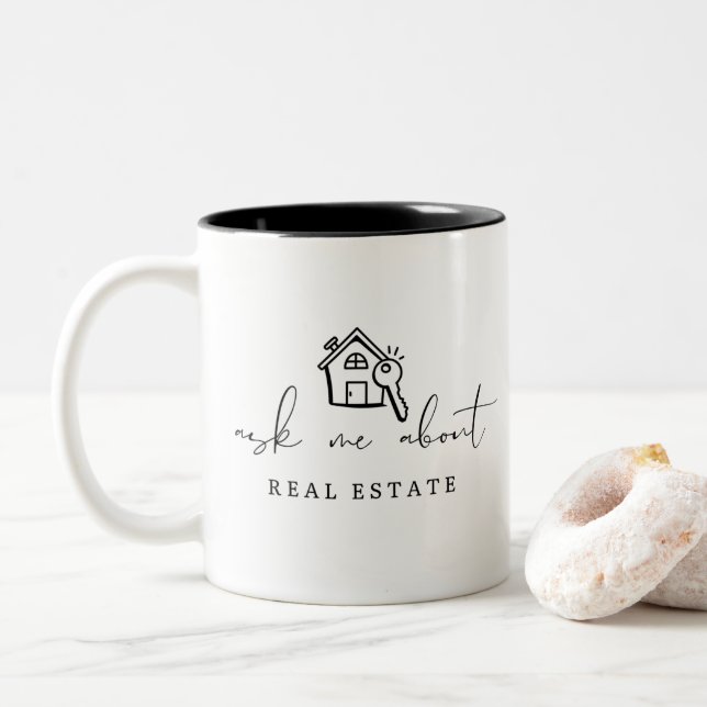 Taza Bicolor Pregúntame sobre el editor inmobiliario (Con donut)