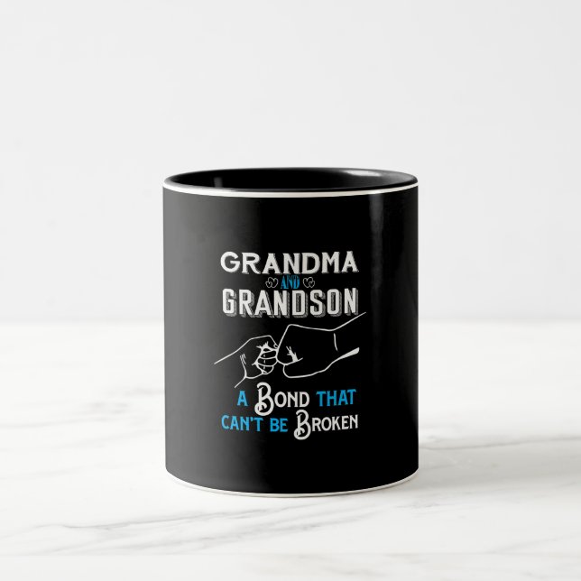 Taza Bicolor Premium de Bond Grandma y Grandson (Centro)