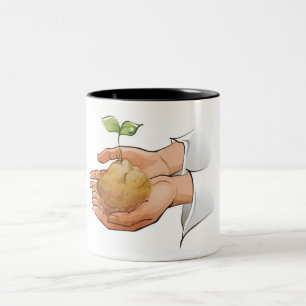 Taza Bicolor Primer de las manos de una persona que sostienen