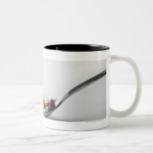 Taza Bicolor Primer de píldoras en una cuchara