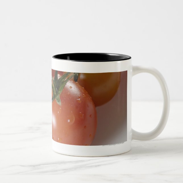 Taza Bicolor Primer de tomates en una bandeja (Derecha)