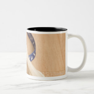 Taza Bicolor Primer de un cuello del mascota y de un correo con