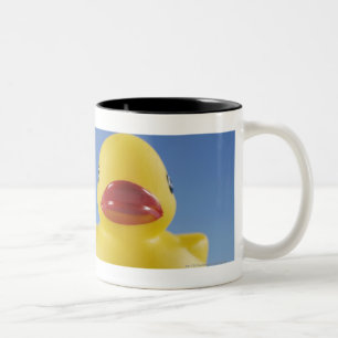 Taza Bicolor Primer de un pato de goma