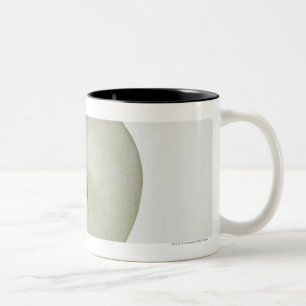 Taza Bicolor Primer de una manzana cortada del granny smith