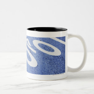 Taza Bicolor Primer de una muestra de la bicicleta en el camino
