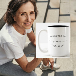 Taza Bicolor Promovida a la Invitación de embarazo de la abuela