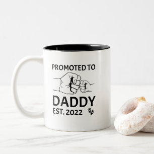 Taza Bicolor Promovido a papi est 2022 puño de papá