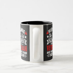 Taza Bicolor Protegida Por Una Hija Orgullosa de un Veterano