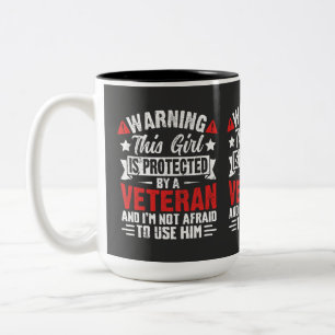Taza Bicolor Protegida Por Una Veterana Orgullosa Hija Veterana