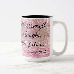 Taza Bicolor Proverbios está vestida con fuerza y dignidad