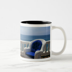 Taza Bicolor Puerto Rico. Sillón de mimbre y terraza con baldo