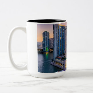 Taza Bicolor Puesta de sol del horizonte de Miami con el hotel