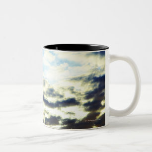 Taza Bicolor Puesta del sol azul anaranjada roja con las nubes
