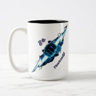 Taza Bicolor Puño Poderoso que Agarra un Rayo - "Sé Tú Mismo"
