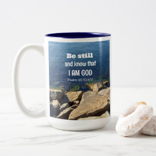 Taza Bicolor Quédate quieto y sabe que soy Dios Foto de océano 