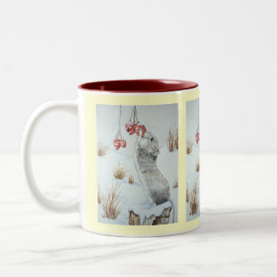 Taza Bicolor Ratón lindo comiendo bayas de la escena de la nie