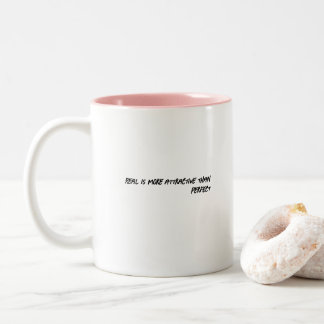 Taza Bicolor REAL ES MÁS ATRACTIVO -Gracioso café Mug