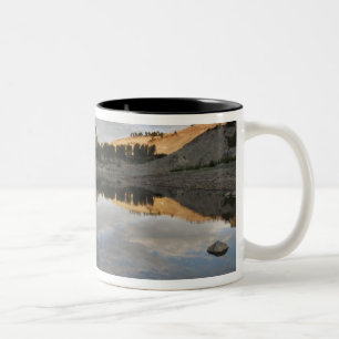 Taza Bicolor Reflejos del atardecer en el lago Helen, Lassen