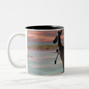 Taza Bicolor "Reflexiones de lo salvaje: Un canguro en la playa