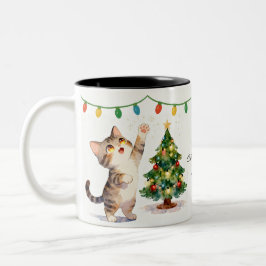 Taza Bicolor Regalo de gatito con ojos brillantes junto al árbo