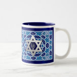 Taza Bicolor Regalo de las Fiestas Judías de la Estrella de Dav<br><div class="desc">Estrella de Relieve metalizado plateado de David y diseño de Menorah Hanukkah,  Rosh Hashanah,  Pascua,  Cualquier festividad judía o tazas de regalo de celebración. Tarjetas y regalos coincidentes disponibles en la categoría Festividades Judías / Hanukkah de nuestra tienda.</div>