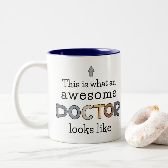 Taza Bicolor Regalos para médicas divertidos | Impresionante Mé (Con donut)