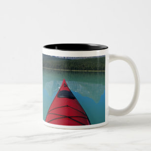 Taza Bicolor Remo en kayak en el lago Waterfowl debajo del pico