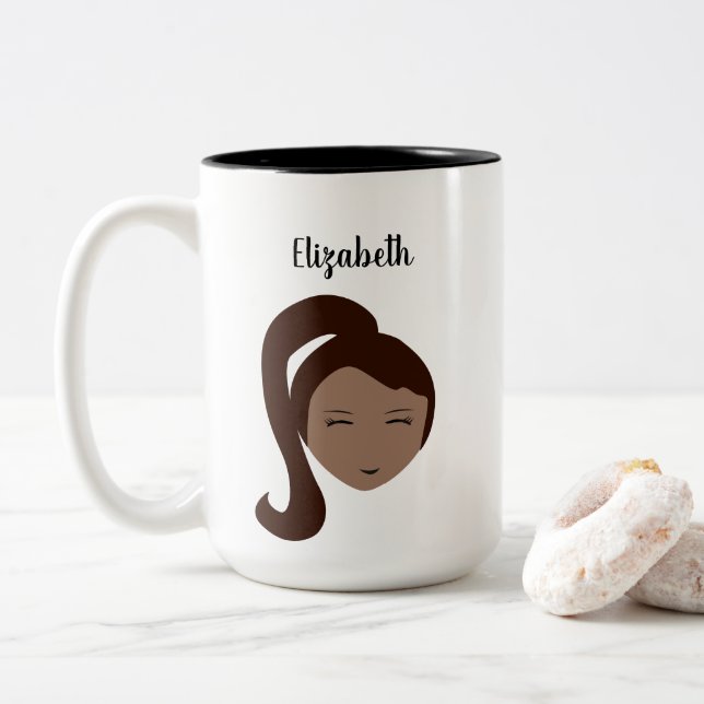 Taza Bicolor Retrato de moda: Personalizable Brunette Chica Ill (Con donut)