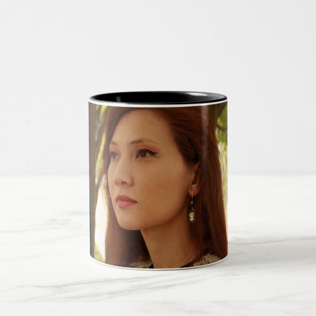 Taza Bicolor Retrato de una joven (Centro)