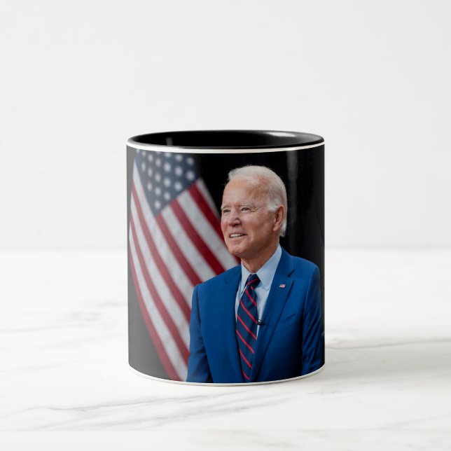 Taza Bicolor Retrato del presidente estadounidense Joe Biden 20 (Centro)