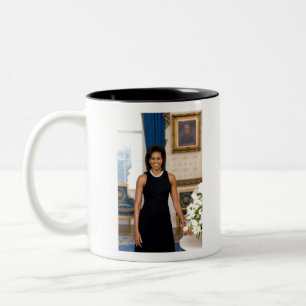 Taza Bicolor Retrato oficial de la Primera Dama Michelle Obama